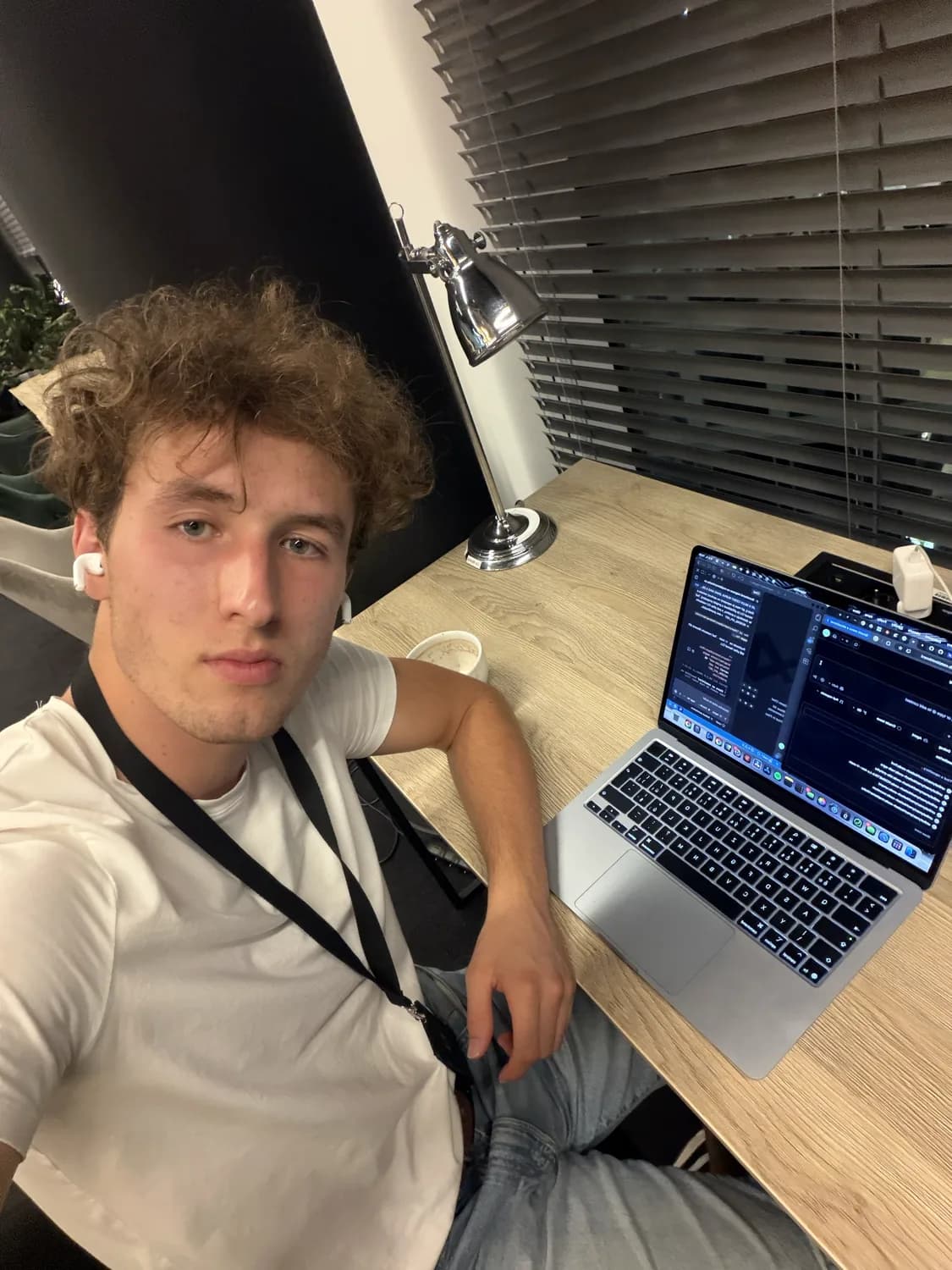 Ondřej Bayer při práci u notebooku